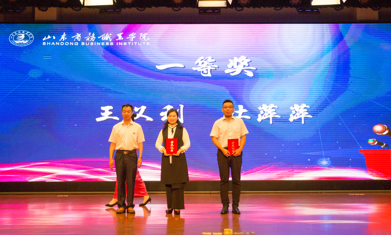 5d0ca67bc81d2.jpg 5_meitu_5.jpg