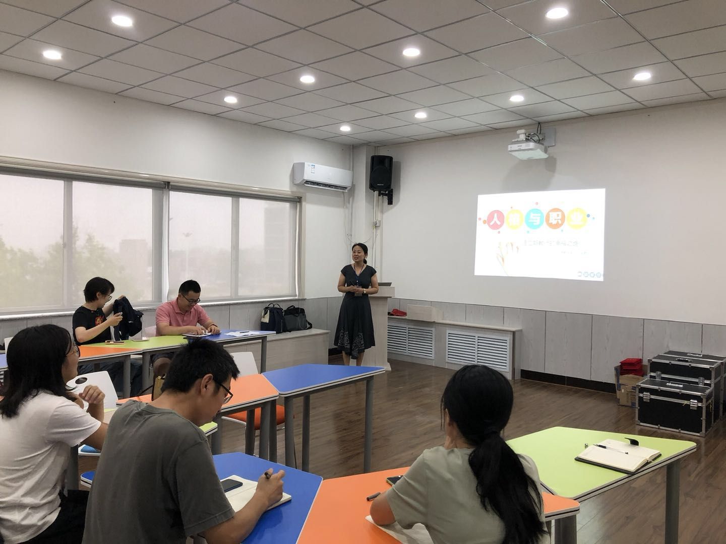 5f51e43961008.jpg 我校举办“人格与职业”专题讲座.jpg