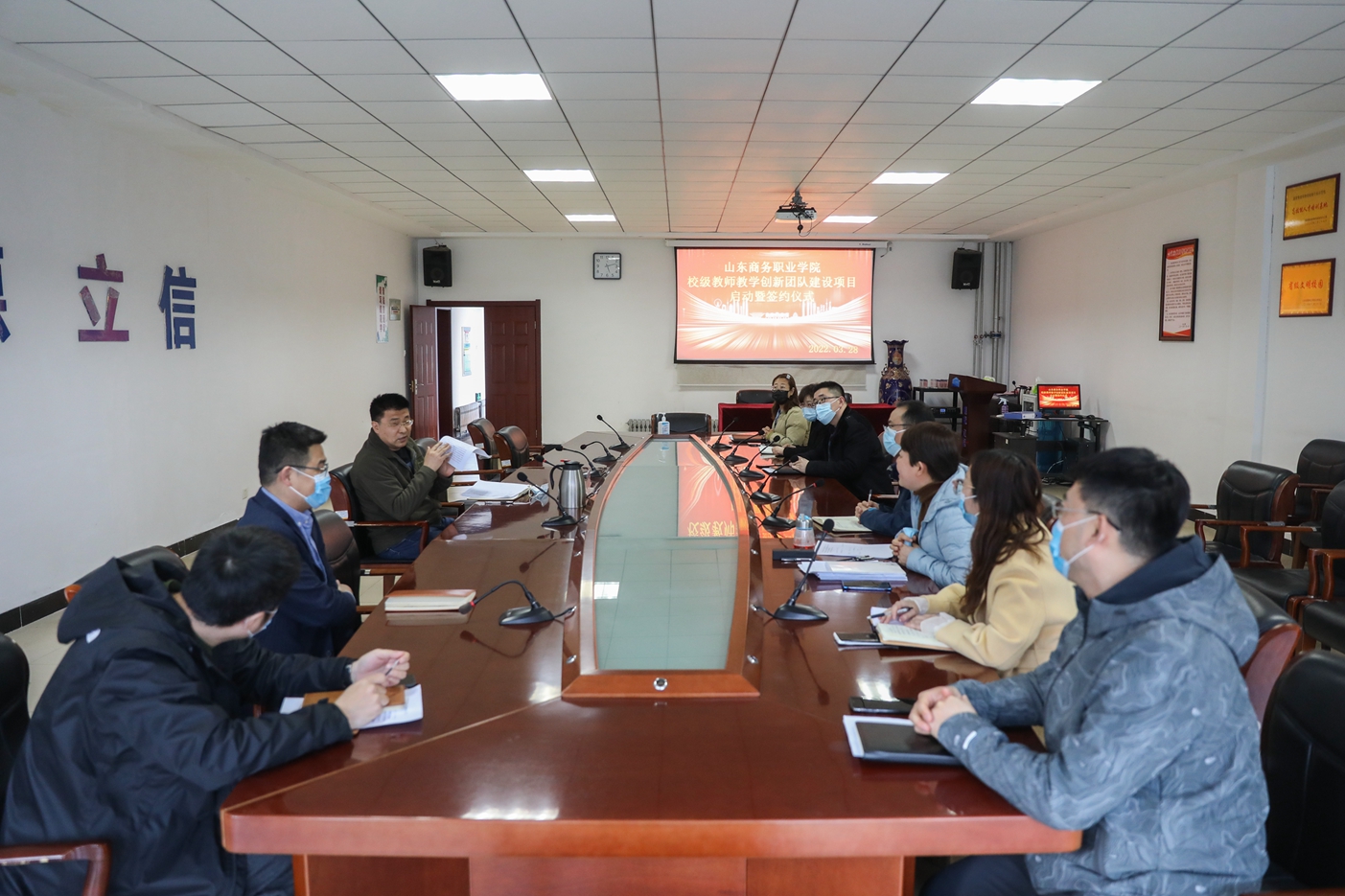 627e0a700c7bd.jpg 商务校队合影(1)_副本.jpg